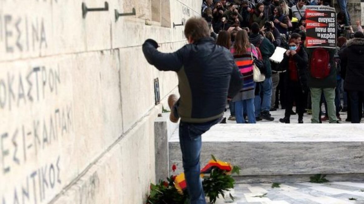 Φωτογραφίες: Ποδοπάτησαν και κατέστρεψαν το στεφάνι της Μέρκελ στον Άγνωστο Στρατιώτη