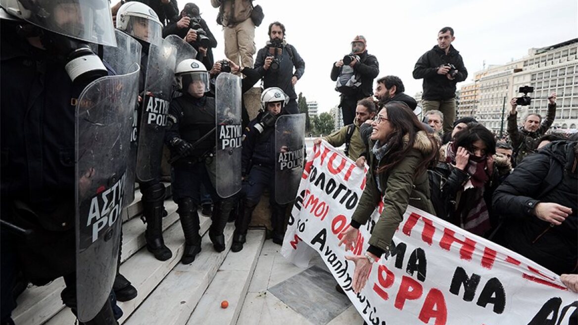 Νέα 24ωρη απεργία εκπαιδευτικών μετά το ξύλο και τα χημικά