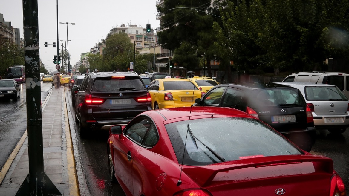 Κίνηση στους δρόμους: Μπλοκαρισμένη η Αττική Οδός από τροχαίο