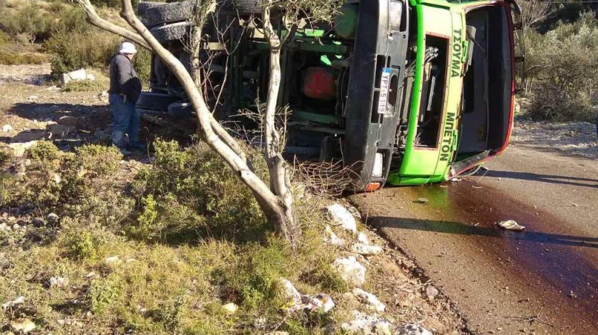 Φωτογραφίες: «Τούμπαρε» φορτηγό στη Χασιά