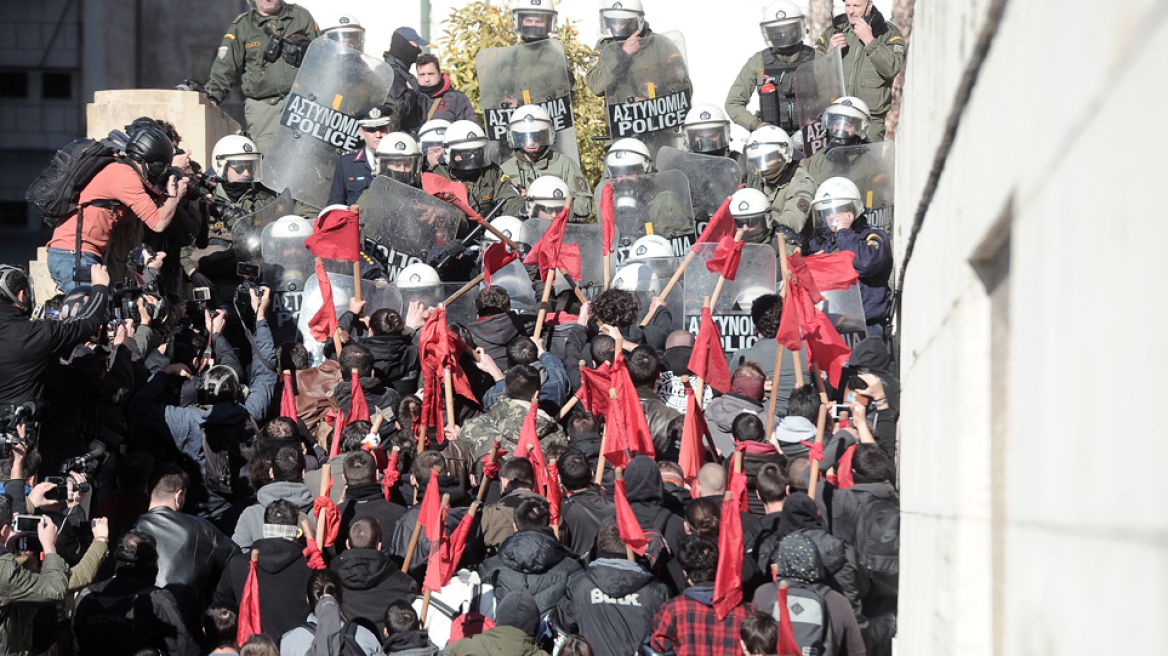 Εκπαιδευτικοί: Ένταση στο συλλαλητήριο έξω από τη Βουλή 