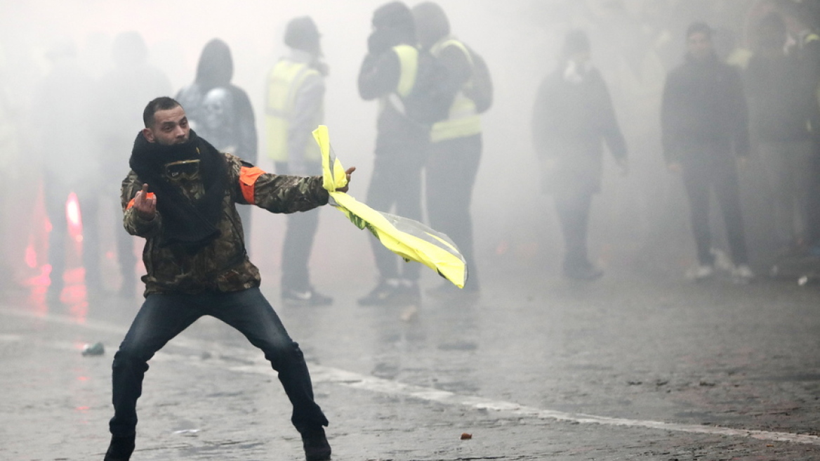 «Κίτρινα γιλέκα» στη Γαλλία: Άγριες συγκρούσεις και επεισόδια στο Παρίσι