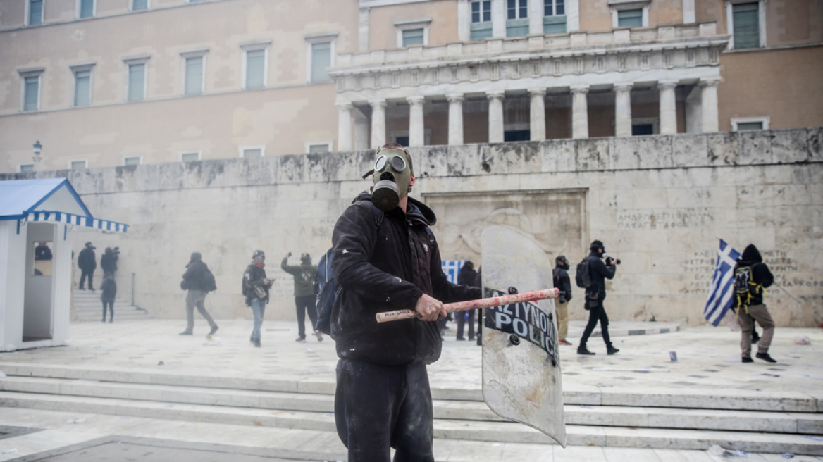 Προβοκάτσια: Μια χούφτα κουκουλοφόροι έπαιξαν θέατρο με την Αστυνομία για να διαλυθεί το συλλαλητήριο