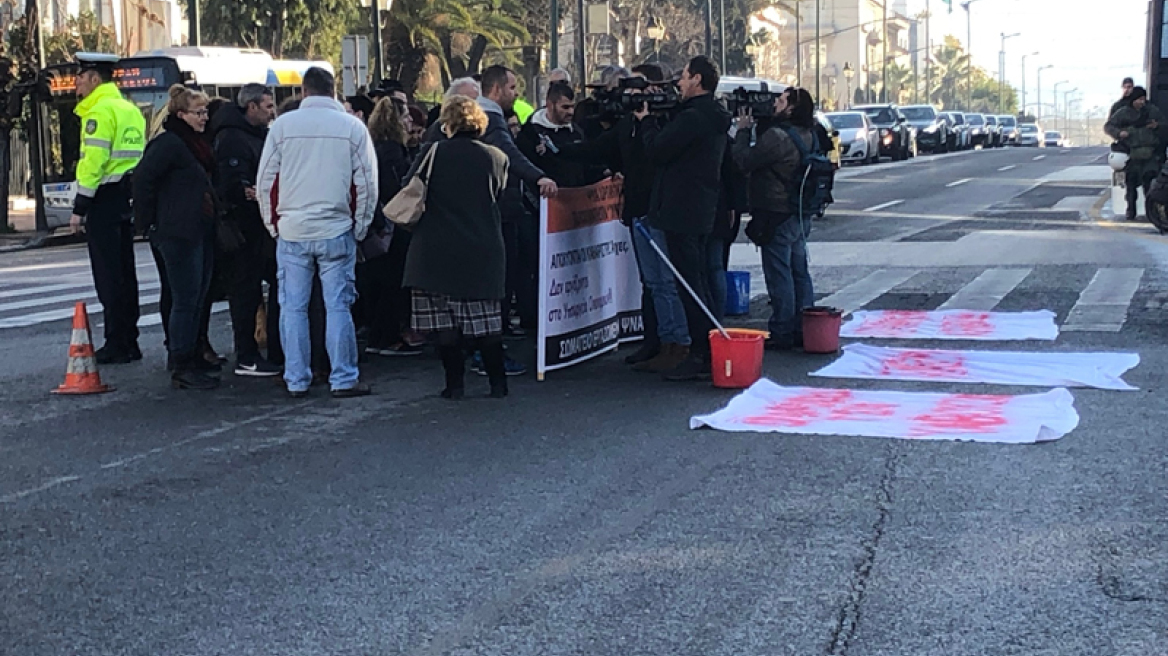 ΠΟΕΔΗΝ: Διαμαρτυρία με σεντόνια στο κέντρο της Αθήνας 