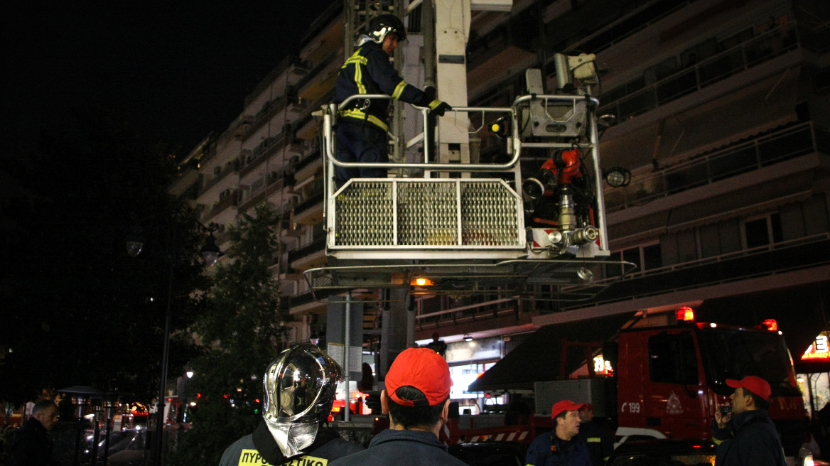 Φωτιά σε διαμέρισμα στη Θεσσαλονίκη: Απεγκλωβίστηκαν τέσσερα άτομα