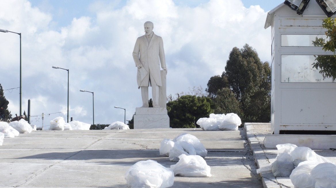 Βουλή: Γέμισαν 86 σάκους με πέτρες, μάρμαρα, καδρόνια που εκσφενδονίστηκαν  προς τα ΜΑΤ στα επεισόδια