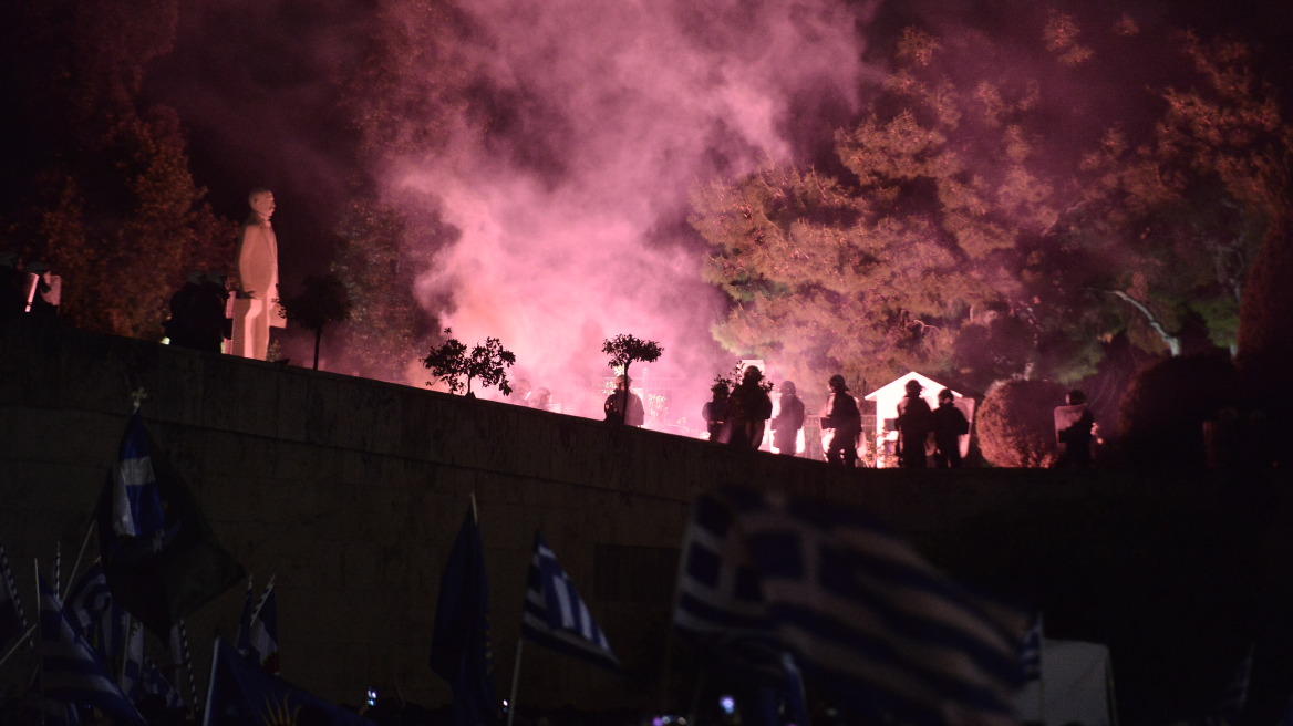 Βίντεο: Κουκουλοφόροι έκαψαν σημαία των Σκοπίων και πέταξαν φωτοβολίδες στο Σύνταγμα