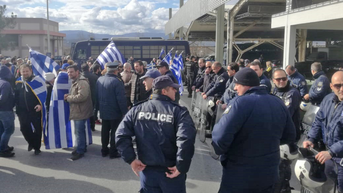 Έξι προσαγωγές στη συγκέντρωση διαμαρτυρίας για τις Πρέσπες στο τελωνείο των Ευζώνων