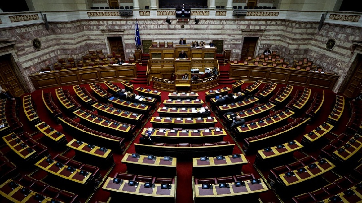 Βουλή: Σφοδρή σύγκρουση ΣΥΡΙΖΑ-ΝΔ με αναφορές για ΕΑΜ, εμφύλιο και περί μειοδοσίας