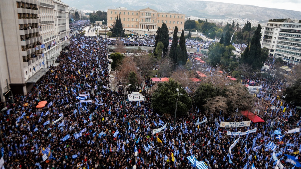 «Μην παραχαράζετε την ιστορία»: Η δημιουργός του «χιτ» των συλλαλητηρίων μιλάει στον ΘΕΜΑ 104,6