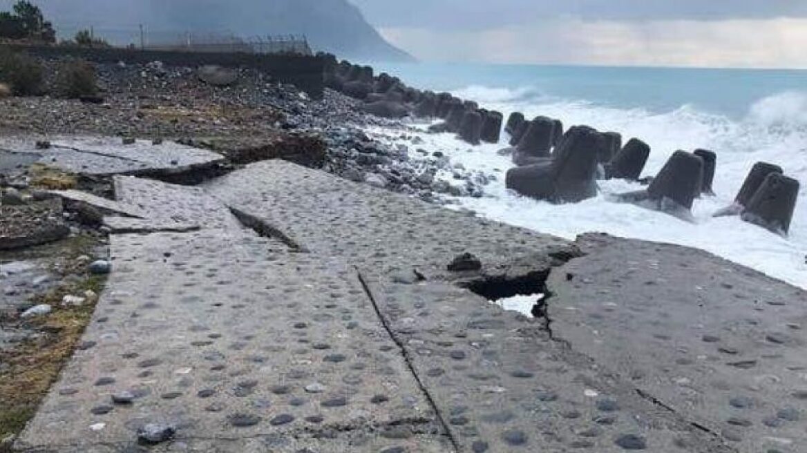 Κρήτη: Τα κύματα διέλυσαν προβλήτα στην Αγία Ρούμελη