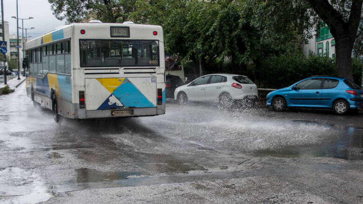 Δυτική Αττική: Σταμάτησαν λεωφορείο και έκλεψαν τον οδηγό