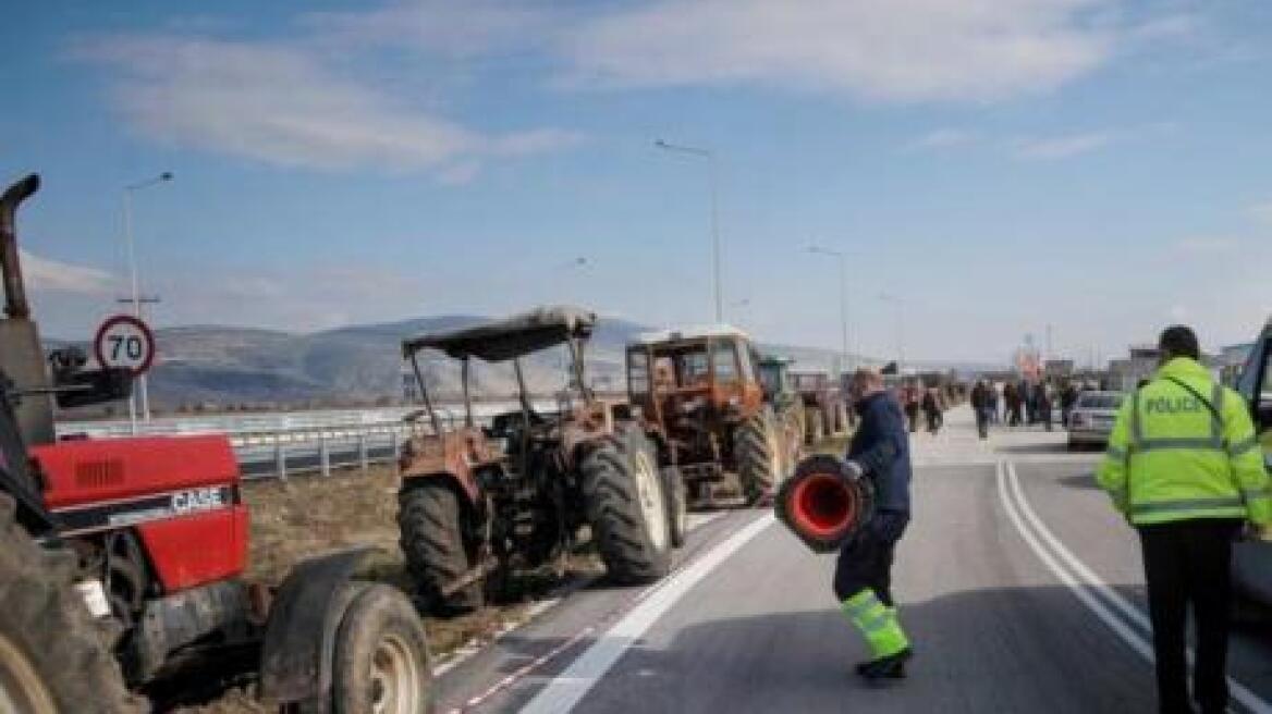 Αγρότες από το Αίγιο στήνουν μπλόκο στην Πατρών - Αθηνών