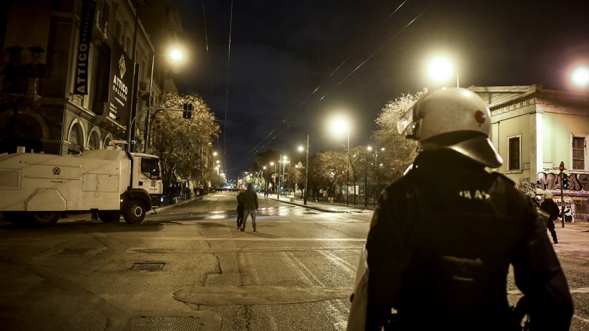 Μολότοφ και πέτρες κατά των ΜΑΤ για άλλη μια φορά στο Πολυτεχνείο