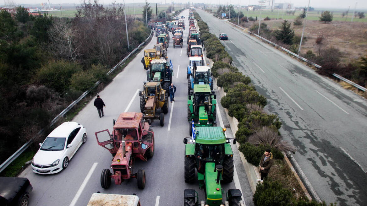 Με μπλόκα στις εθνικές οδούς απειλούν οι αγρότες - Ζητούν συνάντηση με την κυβέρνηση