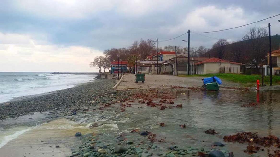 Κακοκαιρία: Κόπηκε στα δύο από τις βροχές ο παραλιακός δρόμος στο Κόκκινο Νερό Λάρισας