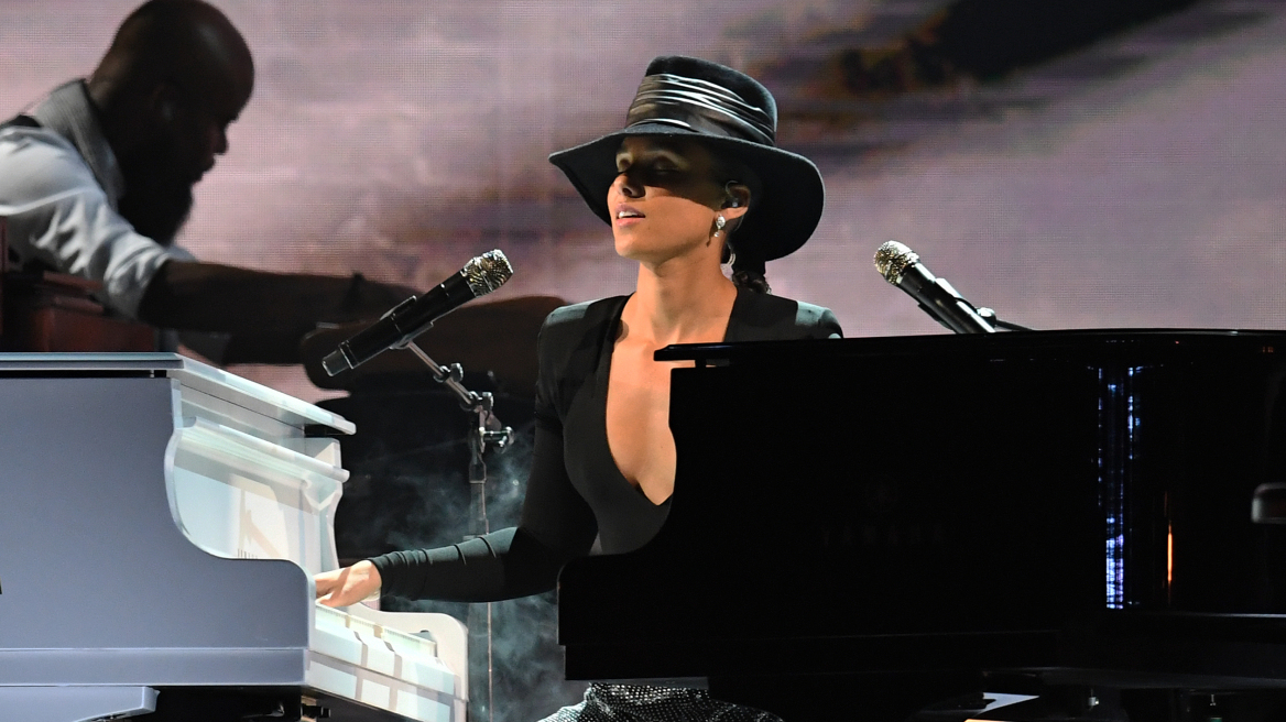 Grammy 2019: Η Alicia Keys παίζει σε δύο πιάνα και αποθεώνεται