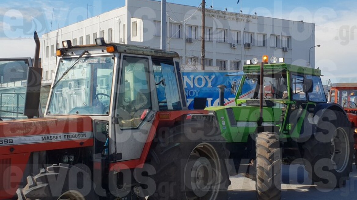 Αγρότες μπήκαν στον Βόλο με τρακτέρ και εκατοντάδες αγροτικά οχήματα