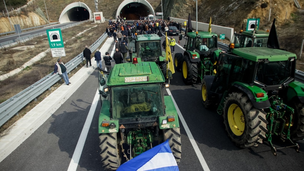 Αγρότες: Λήγει σήμερα το «τελεσίγραφο» στην κυβέρνηση - Ετοιμάζουν τα τρακτέρ για την Αθήνα