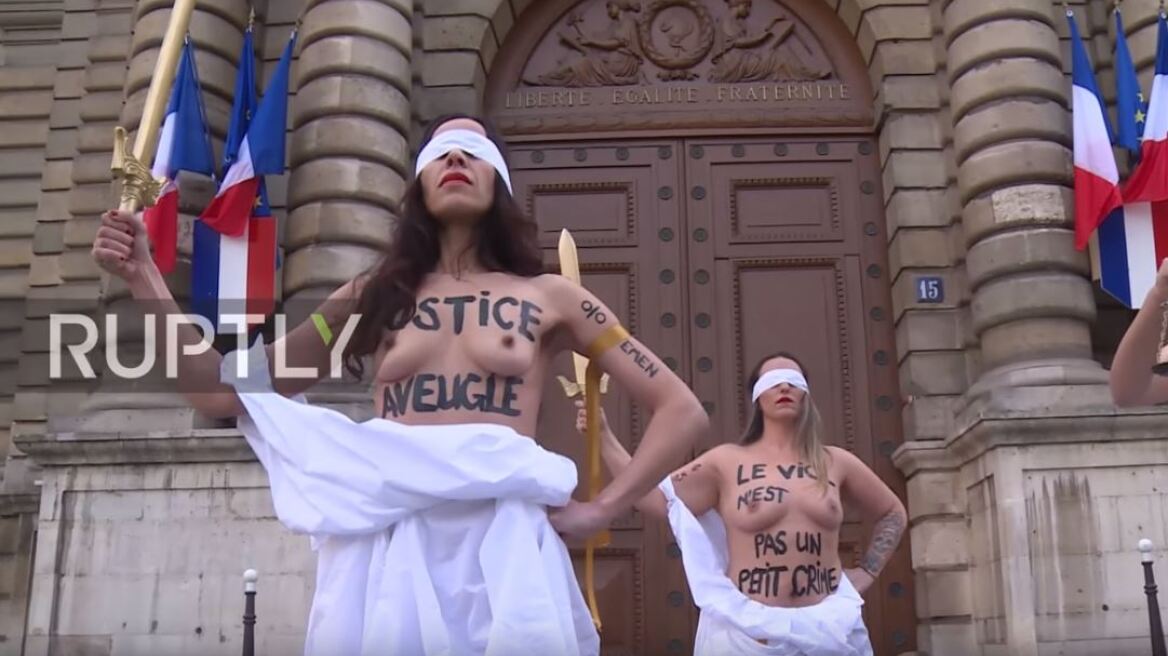 Γυμνόστηθες FEMEN διαδήλωσαν κατά των αλλαγών του νομοθετίκου πλαισίου για τους βιασμούς στη Γαλλία