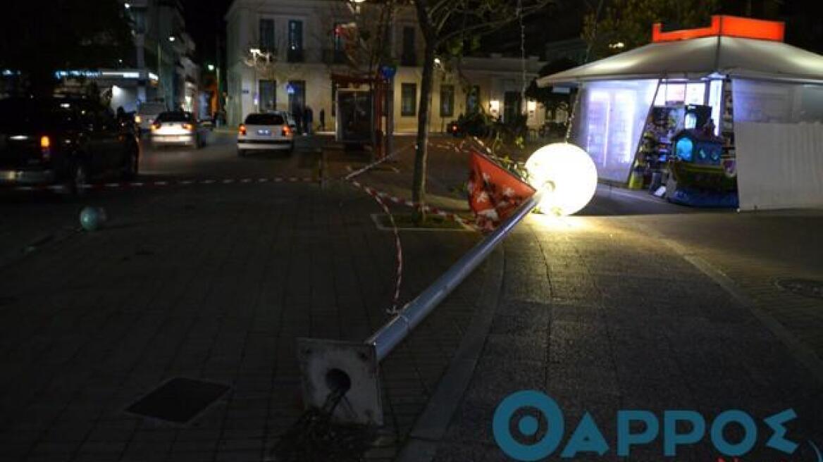 Ξεριζώνει κολώνες ο αέρας στην Καλαμάτα