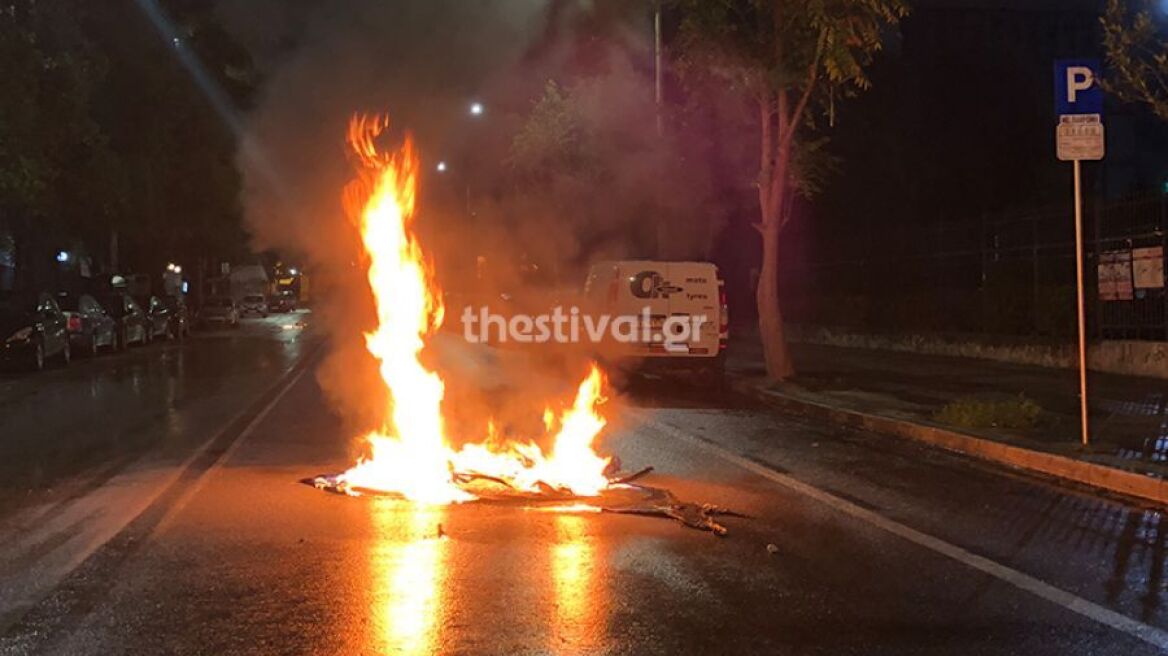 Θεσσαλονίκη: Επίθεση με μολότοφ σε αστυνομικούς στη Χαριλάου