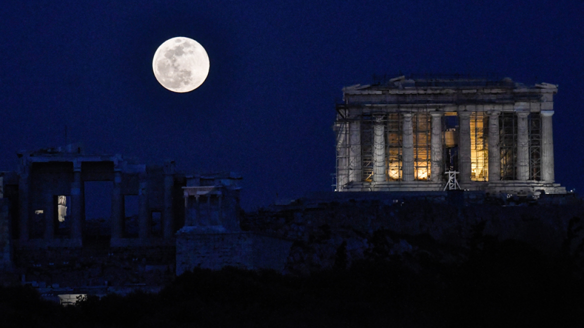 Φωτογραφίες: Μαγική υπερπανσέληνος στην Ακρόπολη και όλο τον κόσμο!