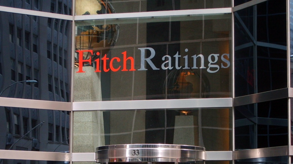 Fitch για Ελλάδα: Κίνδυνος για αυστηρότερα capital controls από τα κόκκινα δάνεια