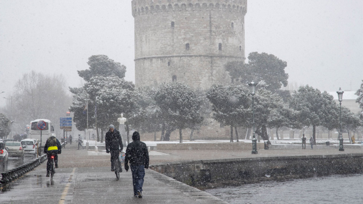 Κακοκαιρία: Χιόνια σε Θεσσαλονίκη, Τρίκαλα και Σαμοθράκη – Δείτε βίντεο