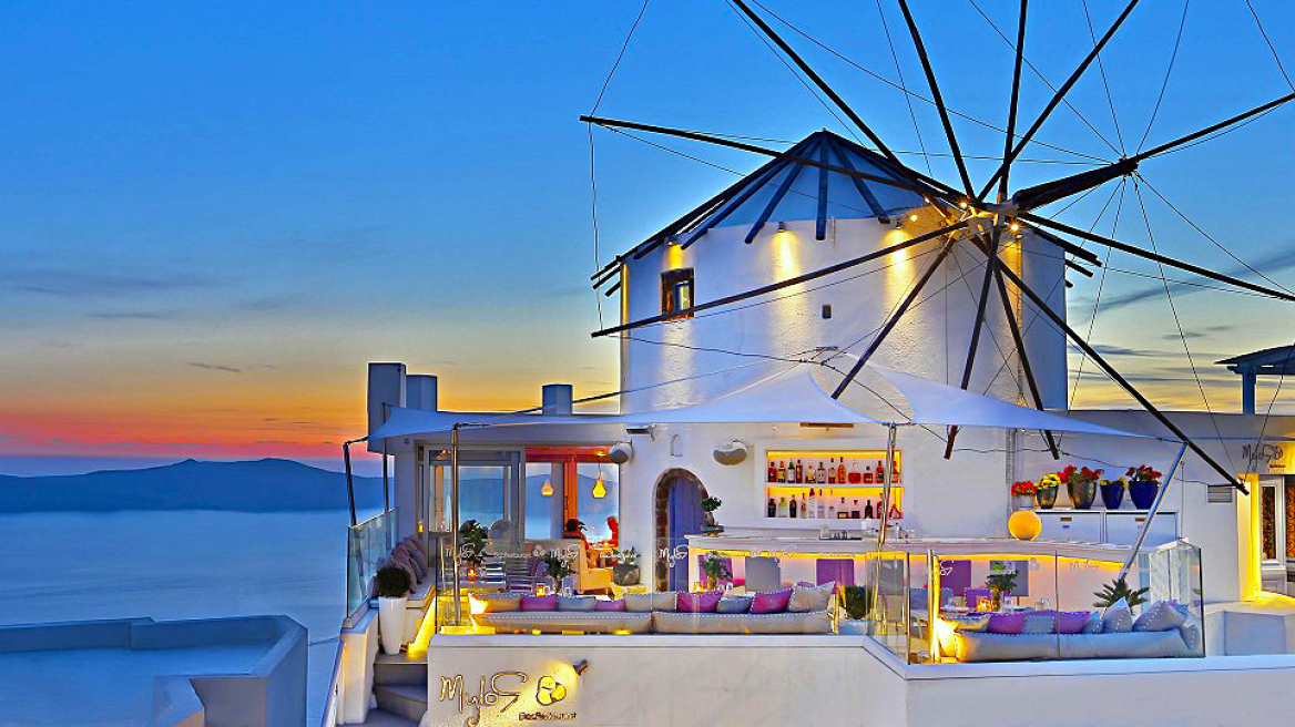 Ένας Σεφ με περγαμηνές στο Mylos Bar Restaurant στη Σαντορίνη. 