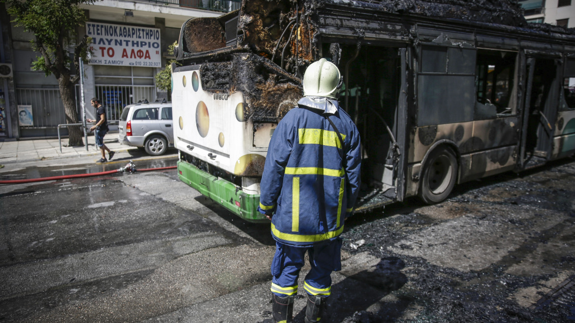 Λεωφορείο έπιασε φωτιά εν κινήσει στην Αγία Παρασκευή