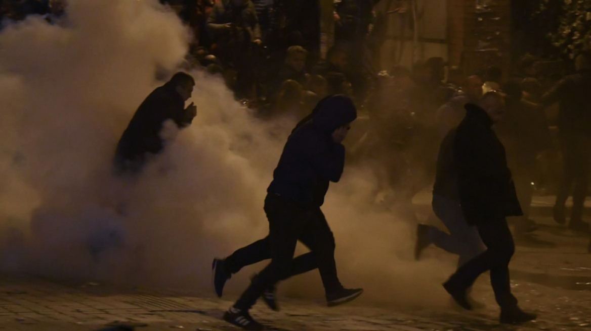 Επεισόδια στην Αλβανία: Συγκρούσεις, δακρυγόνα και πέτρες κοντά στο Κοινοβούλιο