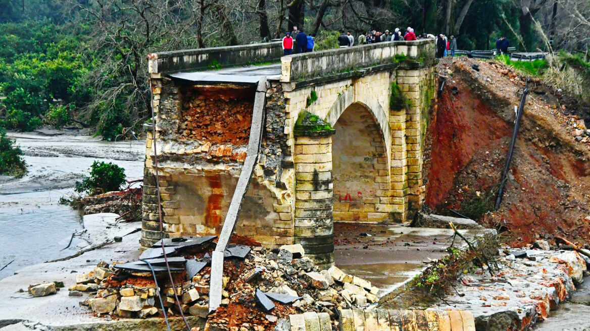 Κρήτη: Αλβανοί μετανάστες βοηθούν στο χτίσιμο της γέφυρας του Κερίτη που κατέρρευσε από την κακοκαιρία