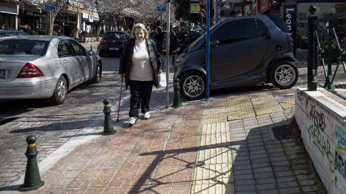 Φωτογραφίες: Στην Κηφισιά παρκάρουν... όπου βρουν!