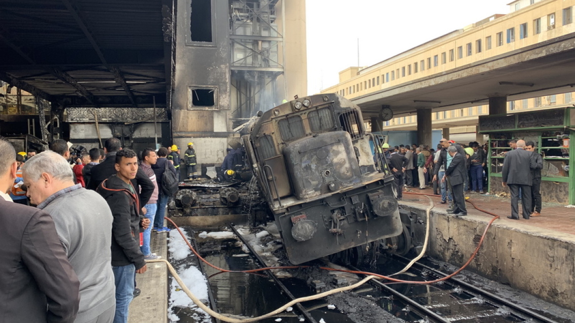 Τραγωδία στο Κάιρο: Τρένο εκτροχιάστηκε και έπεσε στην αποβάθρα - Τουλάχιστον 25 νεκροί