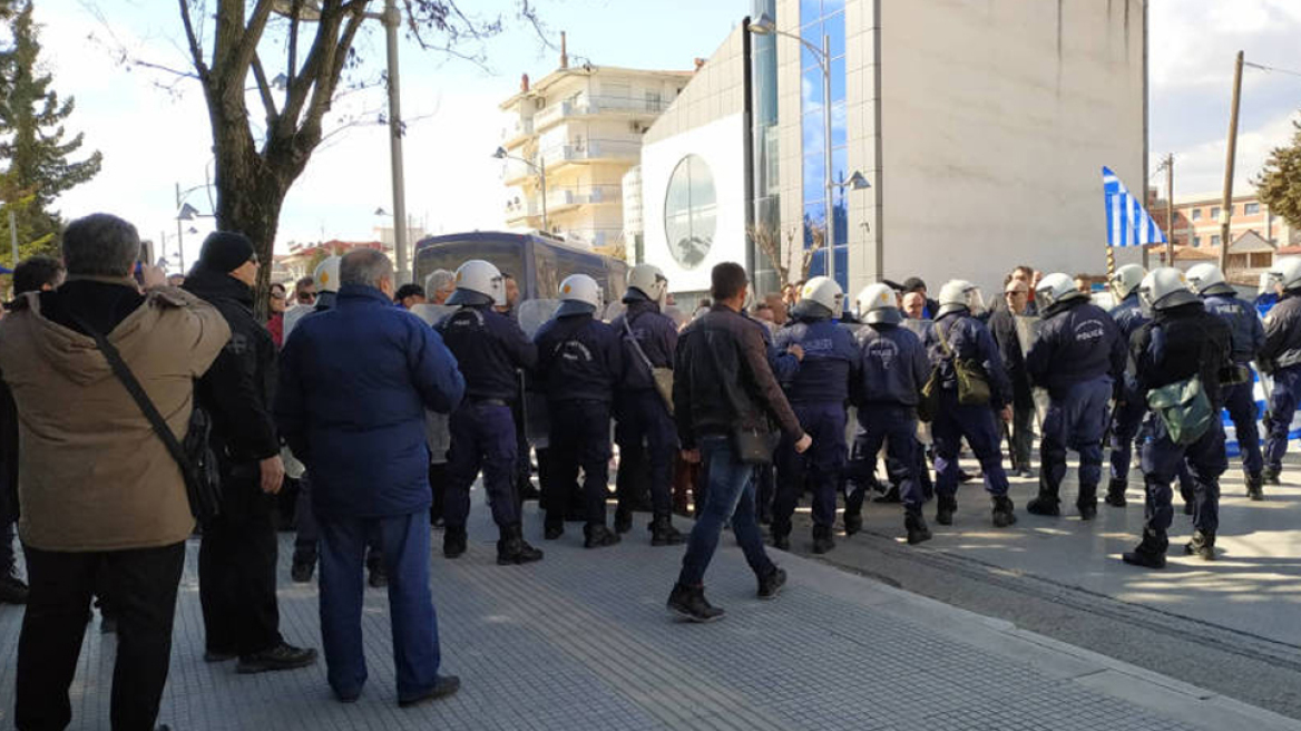 Επεισόδια και τραυματίες στην Πτολεμαΐδα: Φώναξαν «προδότες» στη Γεροβασίλη