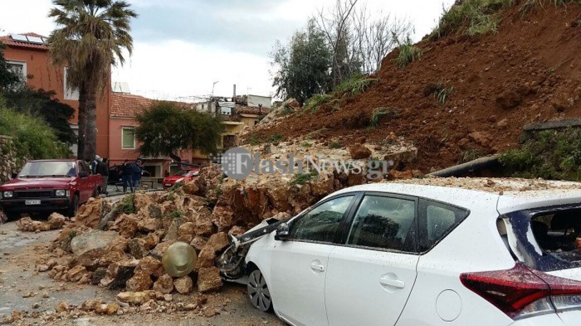 Νέα κατάρρευση σε ενετικό μνημείο στα Χανιά - Καταστράφηκαν αυτοκίνητα