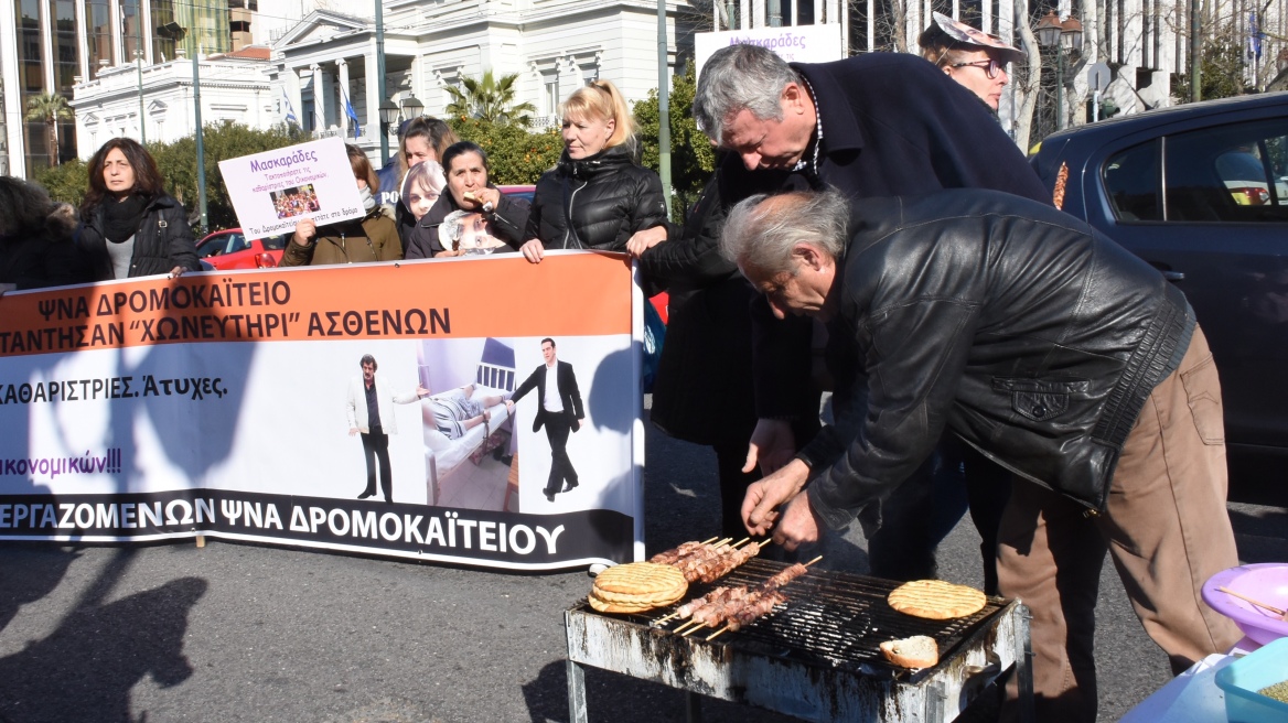 Ψησταριά έξω από τη Βουλή έστησαν οι καθαρίστριες από το Δρομοκαΐτειο