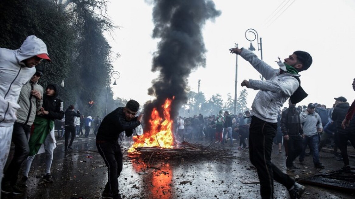 Άγρια επεισόδια στην Αλγερία: Ένας νεκρός και δεκάδες τραυματίες