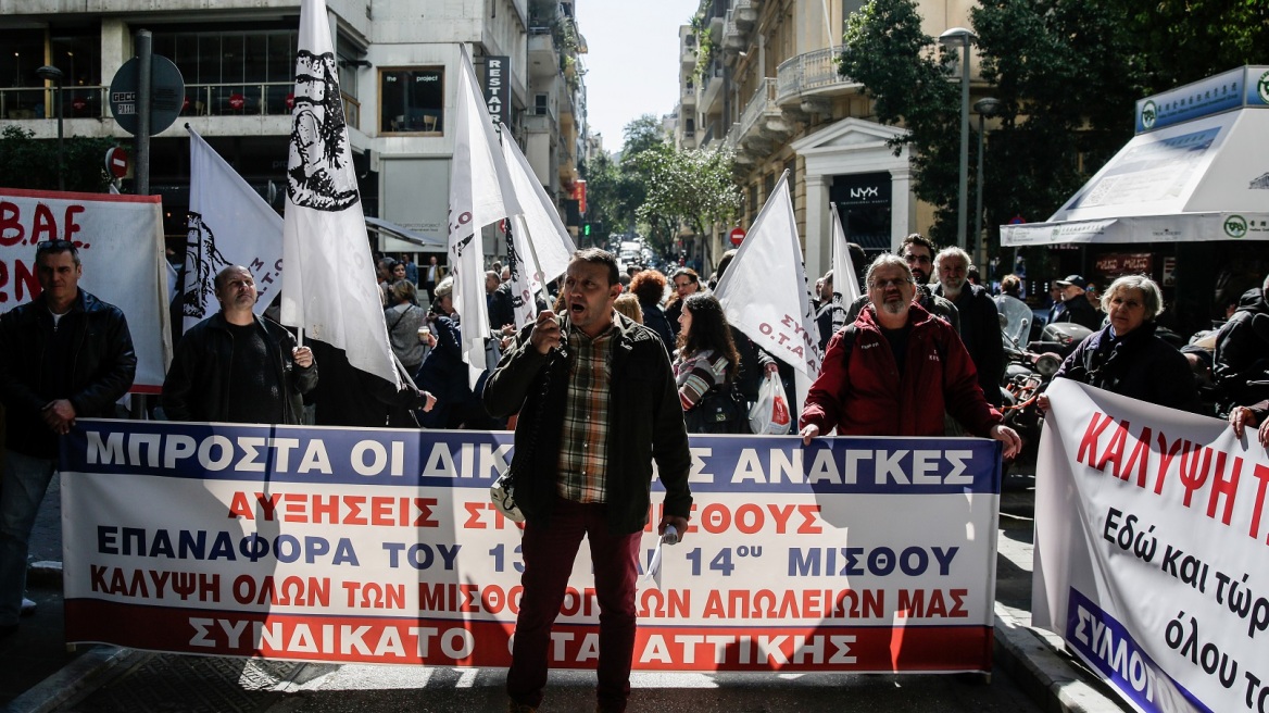 Συνάντηση Τσακαλώτου - ΑΔΕΔΥ: Επαναφορά των δώρων στο Δημόσιο μόνο με περικοπές μισθών