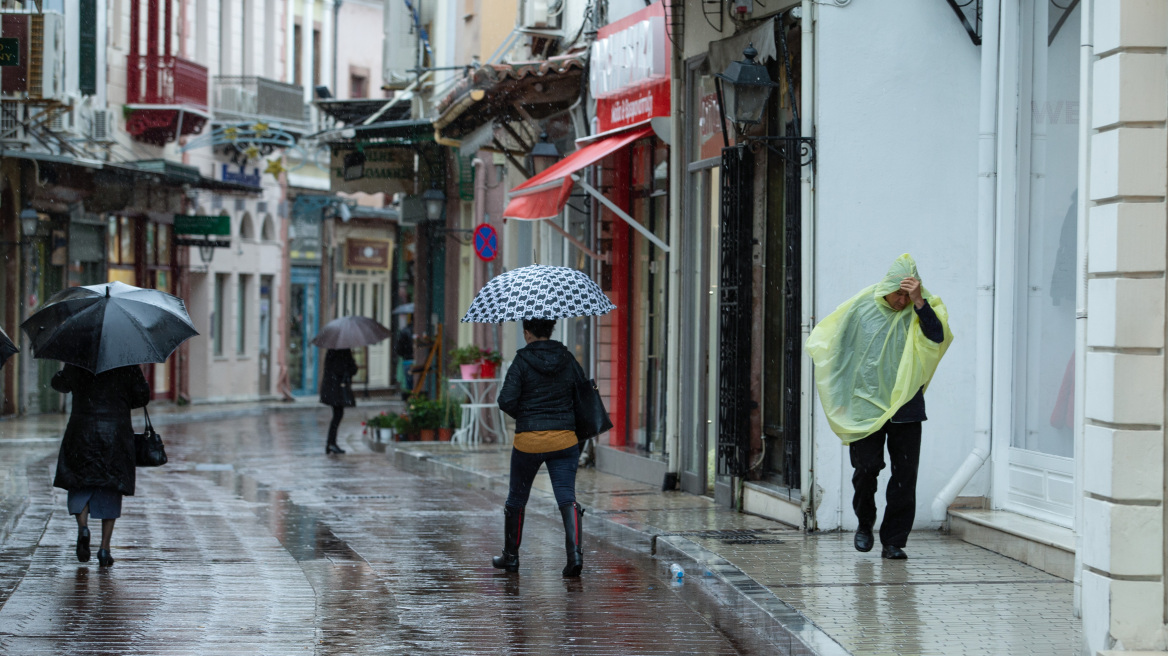 Χαλάει ο καιρός: Βροχές, κρύο και θυελλώδεις άνεμοι - Δείτε χάρτες