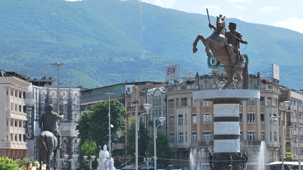 Tα Σκόπια δεν αποκαθηλώνουν τα φαραωνικά αγάλματα παρά τη Συμφωνία των Πρεσπών