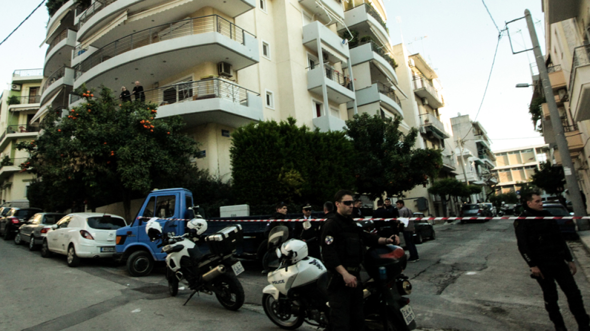 Τραγωδία στον Ν. Κόσμο: Δεν βλέπεις καλά, δεν είναι έξω από το μπαλκόνι το παιδί, είπε και πέταξε το κοριτσάκι