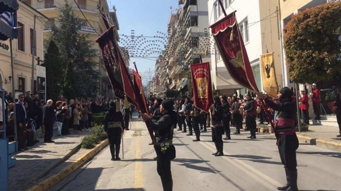 Βίντεο: Πόντιοι τραγούδησαν το «Μακεδονία Ξακουστή» μπροστά στους επισήμους στη Βέροια