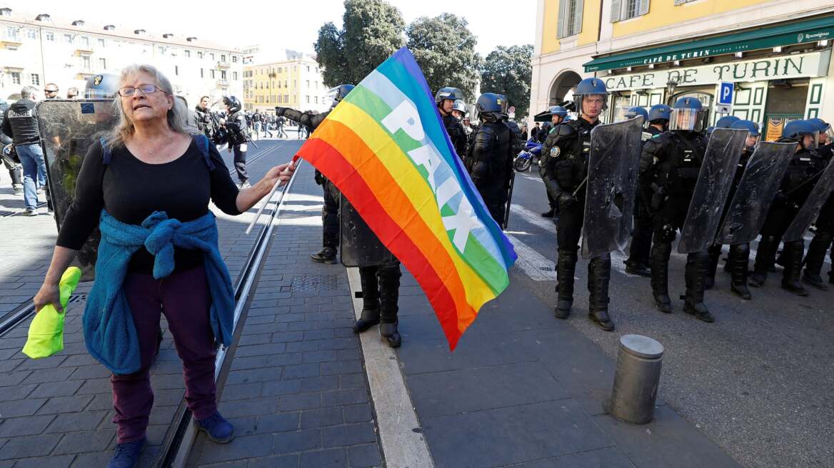 Σάλος για τον Μακρόν που ευχήθηκε «να γίνει σοφότερη» 73χρονη από τα Κίτρινα Γιλέκα με κρανιοεγκεφαλική κάκωση