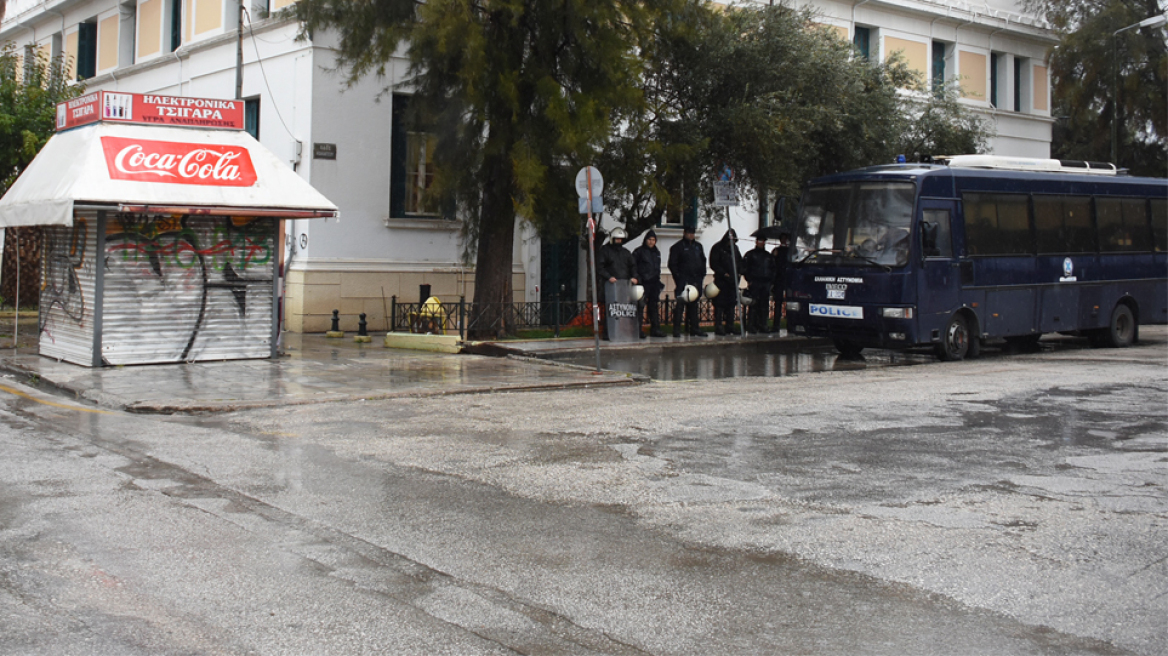 Σε αστυνομικό κλοιό τα δικαστήρια στην Κόρινθο για την απολογία του 35χρονου - Δείτε βίντεο