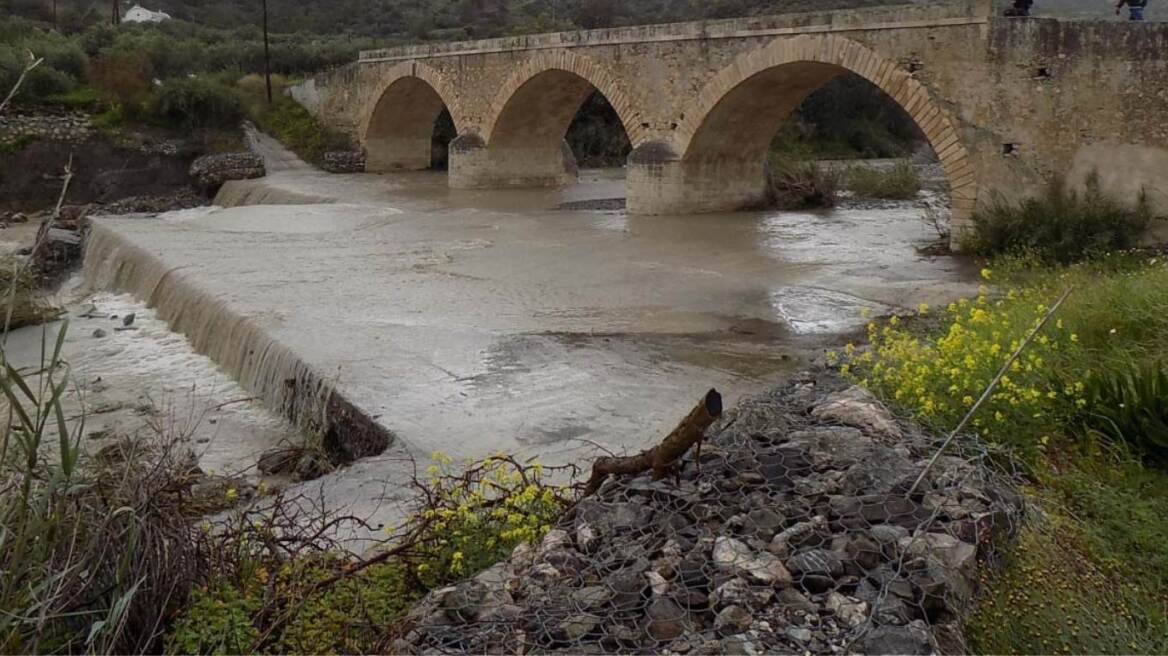 Κακοκαιρία: Κινδυνεύει η αιωνόβια γέφυρα του Μύρτου στην Κρήτη