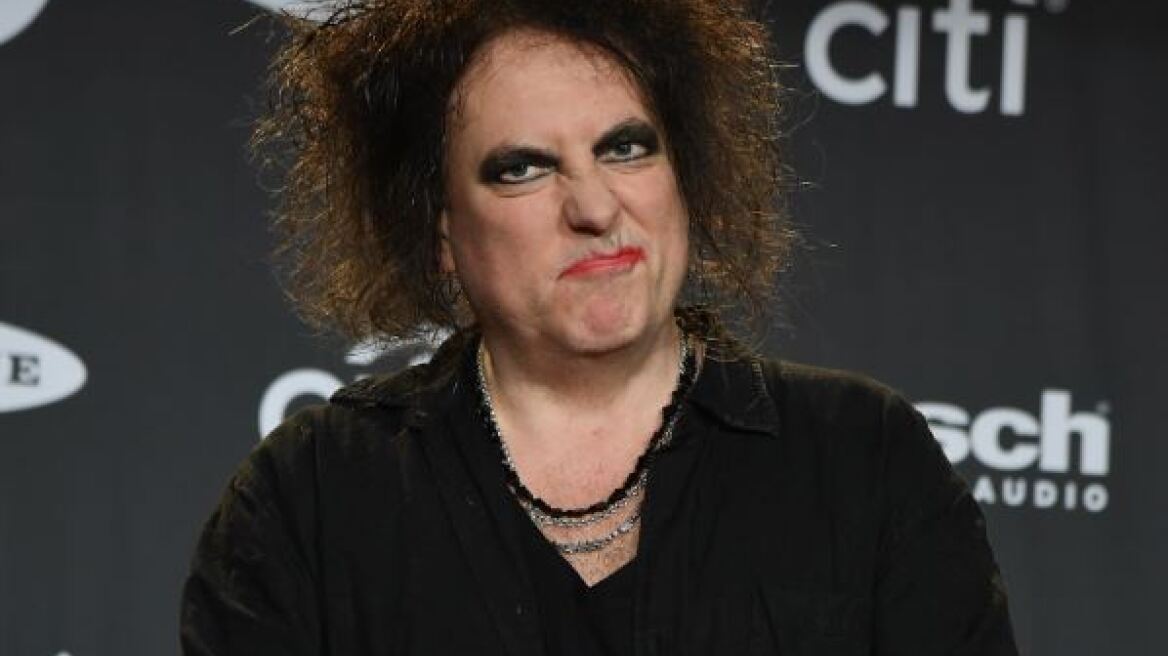 O Robert Smith των Cure συνάντησε μια υπερενθουσιώδη δημοσιογράφο και η επική ατάκα του έγινε viral!