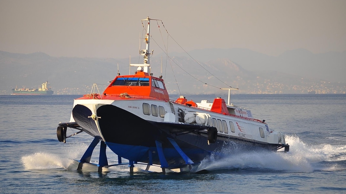 Βλάβη σε «ιπτάμενο δελφίνι»  με 86 επιβάτες 