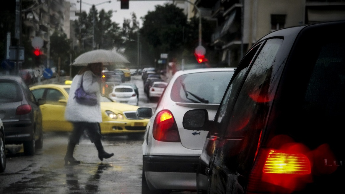 Καιρός με βροχερό Σαββατοκύριακο και καταιγίδες σε όλη τη χώρα